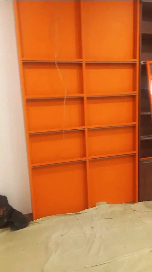 Lemari buku multiplek HPL setinggi plafon di Arkadia Green Park