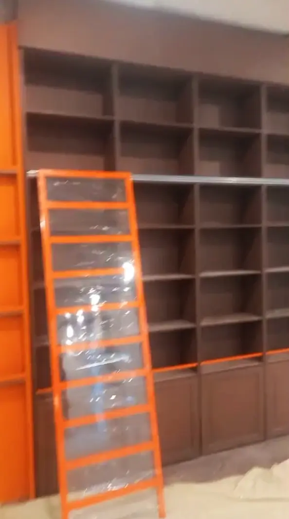 Rak terbuka dan lemari tertutup finishing HPL motif kayu coklat tua